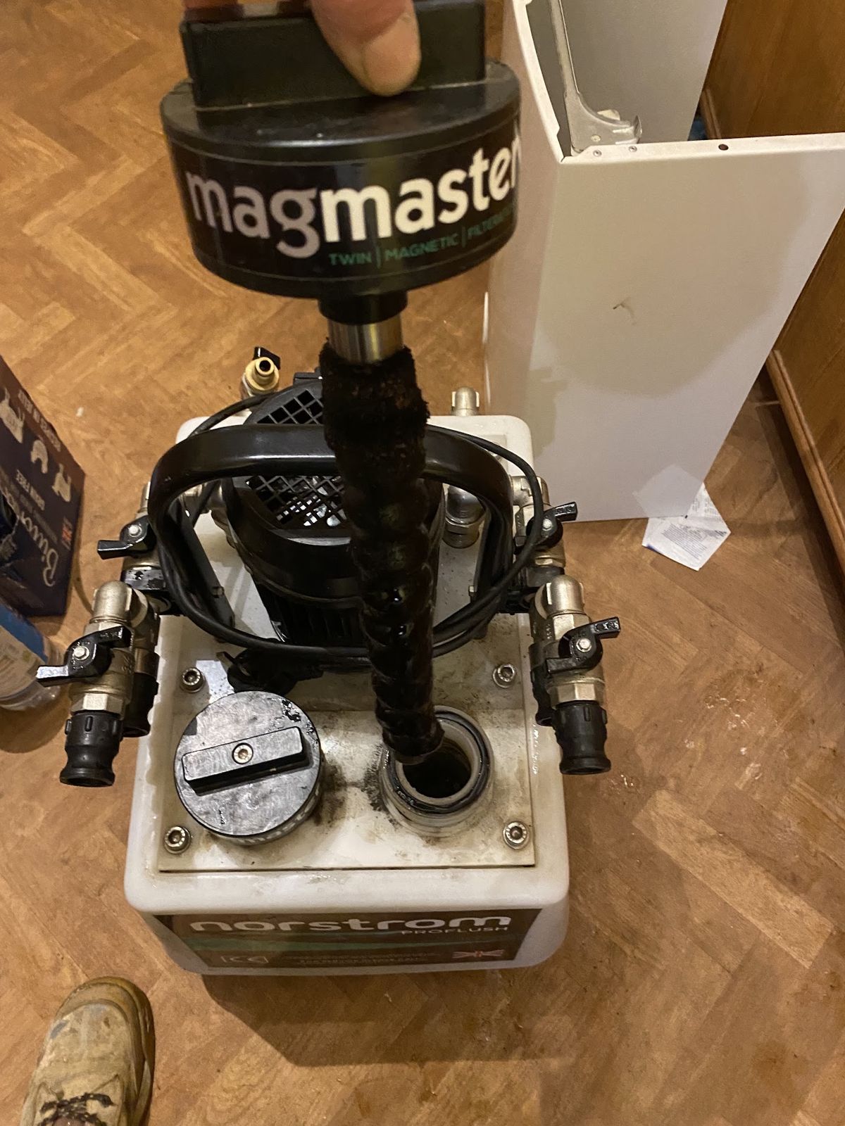 Power flushing machine with a magnetic filter connected to a heating system